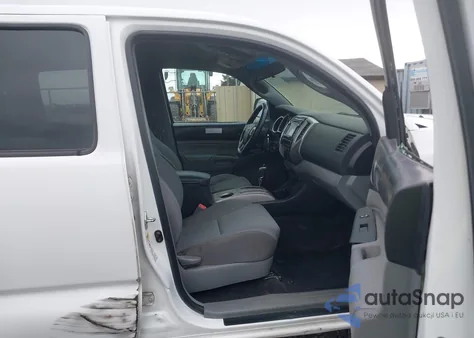 2015 Toyota Tacoma Base V6 z USA, uszkodzony, nr VIN 3TMLU4EN8FM206394